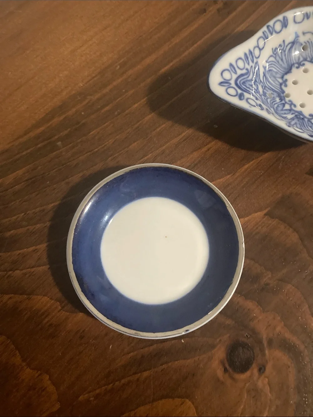 BOMBAY COMPANY BLUE & WHITE CERAMIC TEA STRAINER WITH BASE